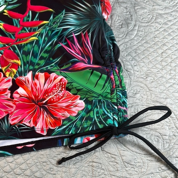 SHEIN Athletic Shorts Black and Red with Adjustable Drawstrings - Picture 4 of 12